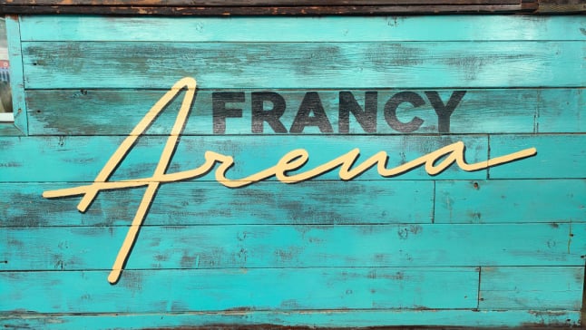 visiby diseño de logo imagen Francy Arena pintado en la barra del bar