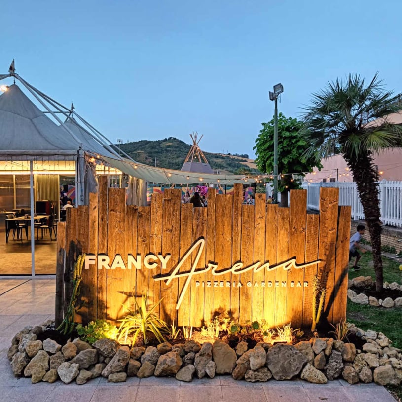 visiby-marketing-etico-allestimento-esterno-francy-arena-bar-orte-ingresso-totem-legno-di-recupero-logo-pvc-815x678