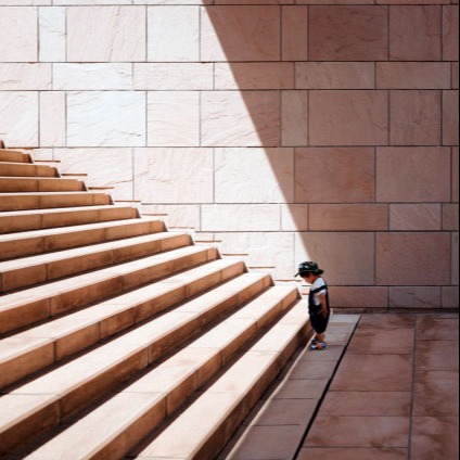 Visiby blog niño delante de una gran escalinata