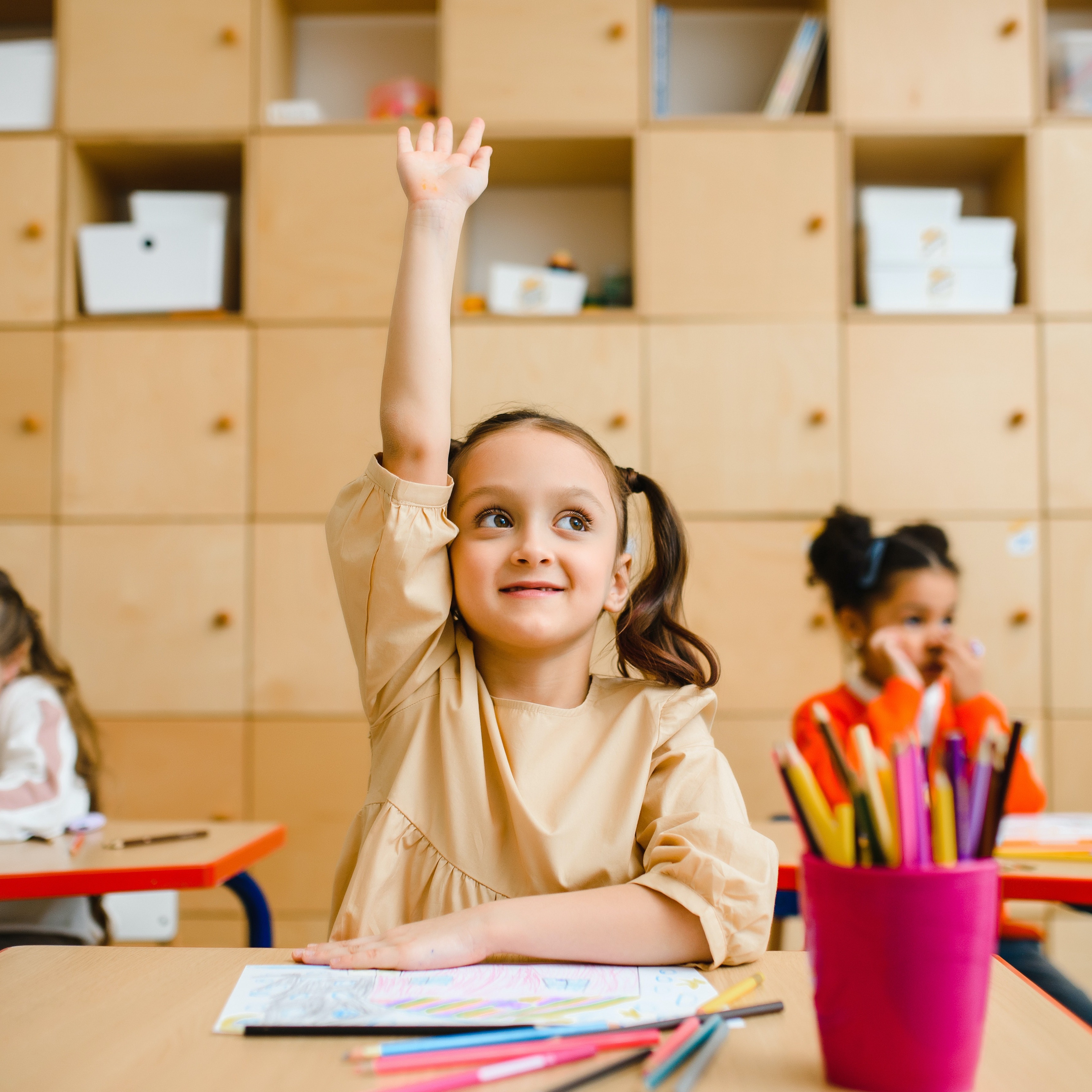 Visiby blog bambina a scuola alza la mano