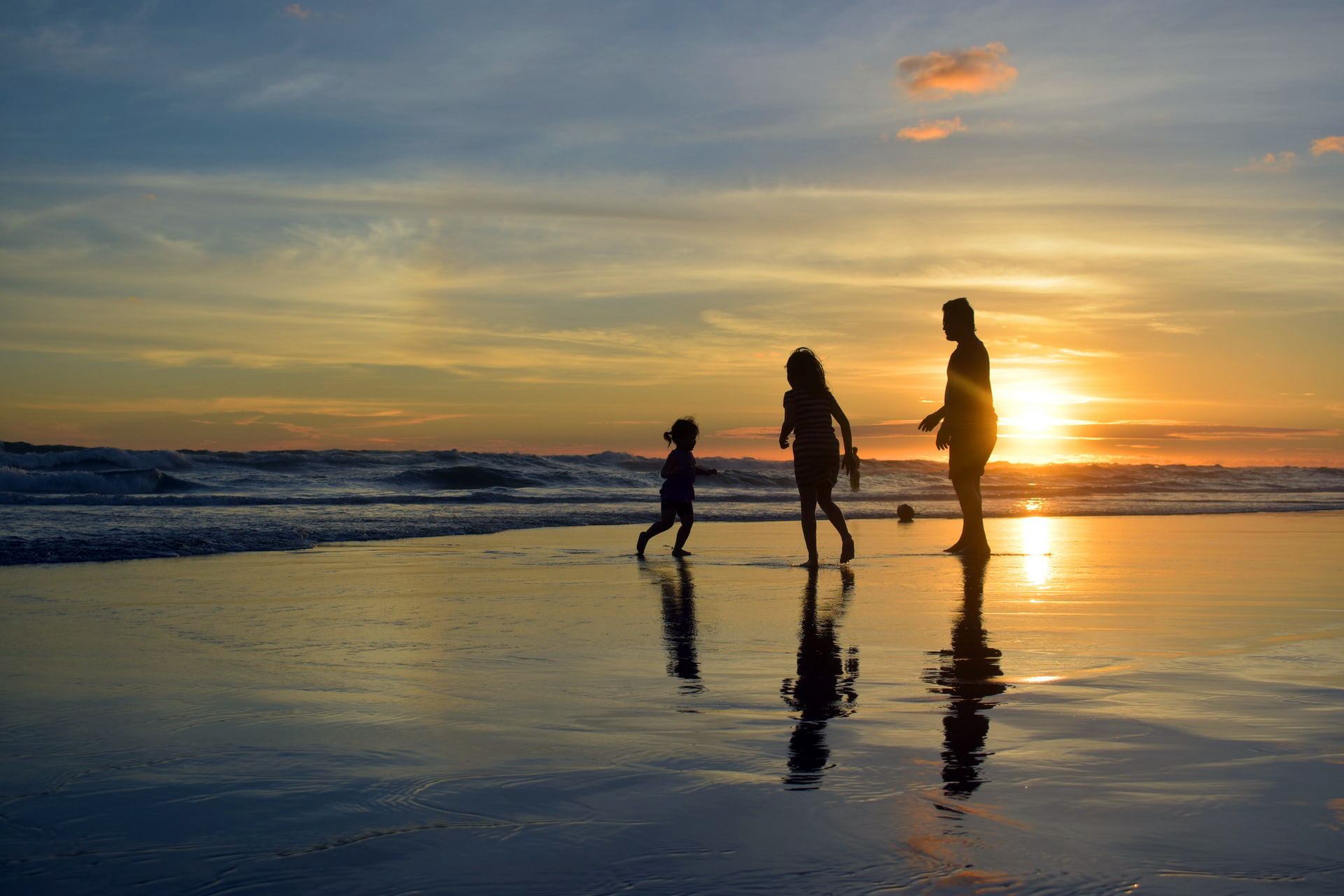 Visiby Blog Marketing famiglia in spiaggia al tramonto